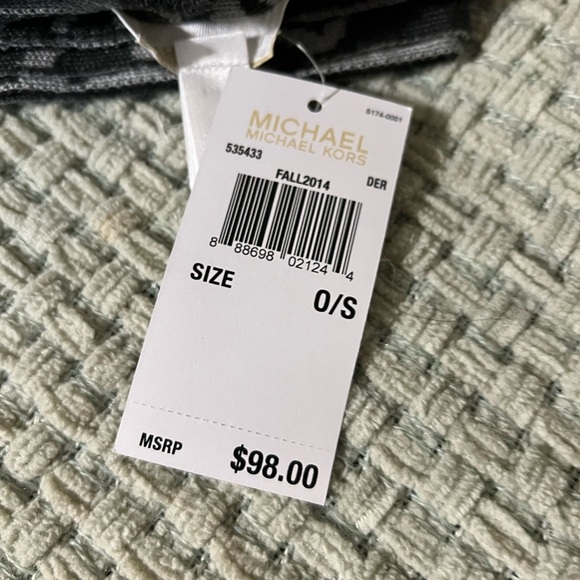 New Michael Kors scarf and hat set - Picture 3 of 3